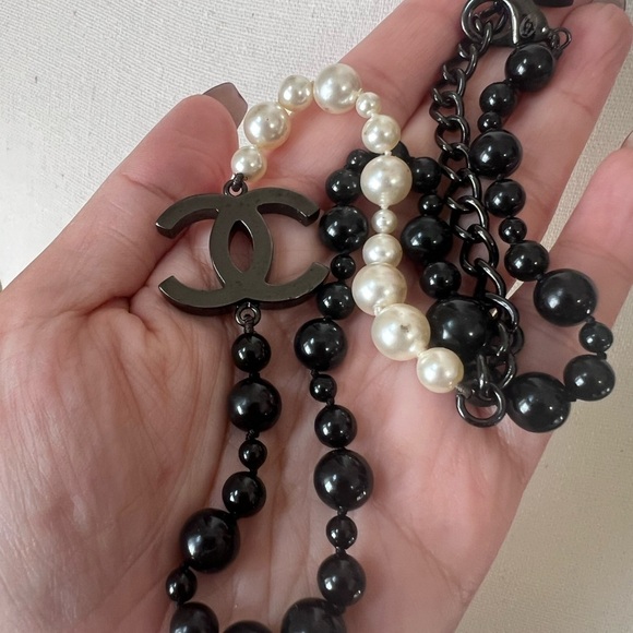 CHANEL Faux Pearl Black Bead CC Logo Collar Necklace - Picture 3 of 8